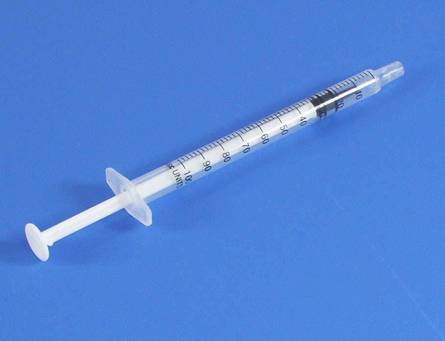 Инсулиновый шприц (объем 1 мл) для инъекции кошке