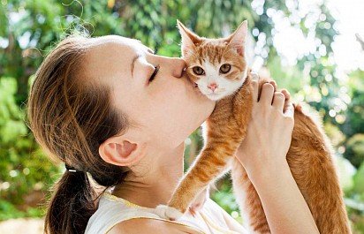 Соблюдайте профилактические меры при общении с кошкой, в особенности если подозреваете наличие глистов